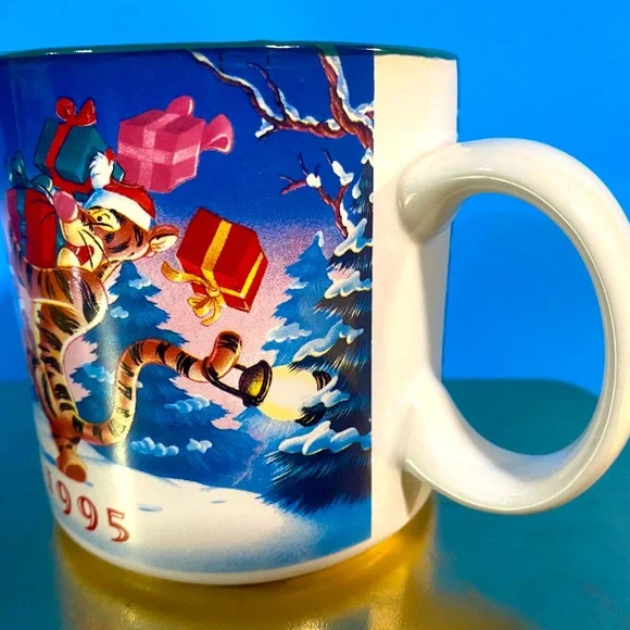 DISNEY STORE VTG 1995 CHRISTMAS WINNIE THE POOH COLLECTIBLE CERAMIC MUG - Picture 11 of 13